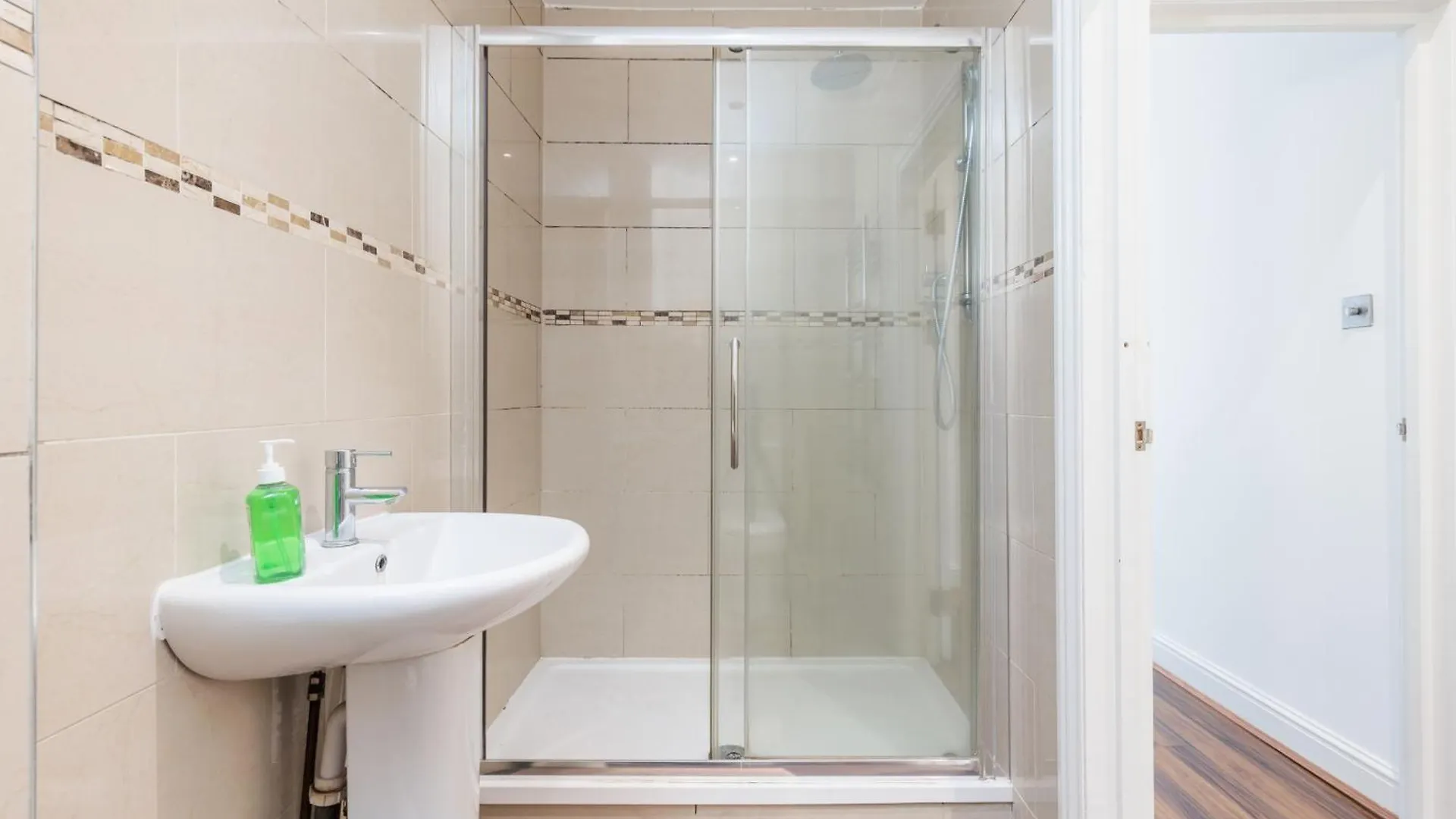 Two Bedroom Apartment At Heart Of Hanwell