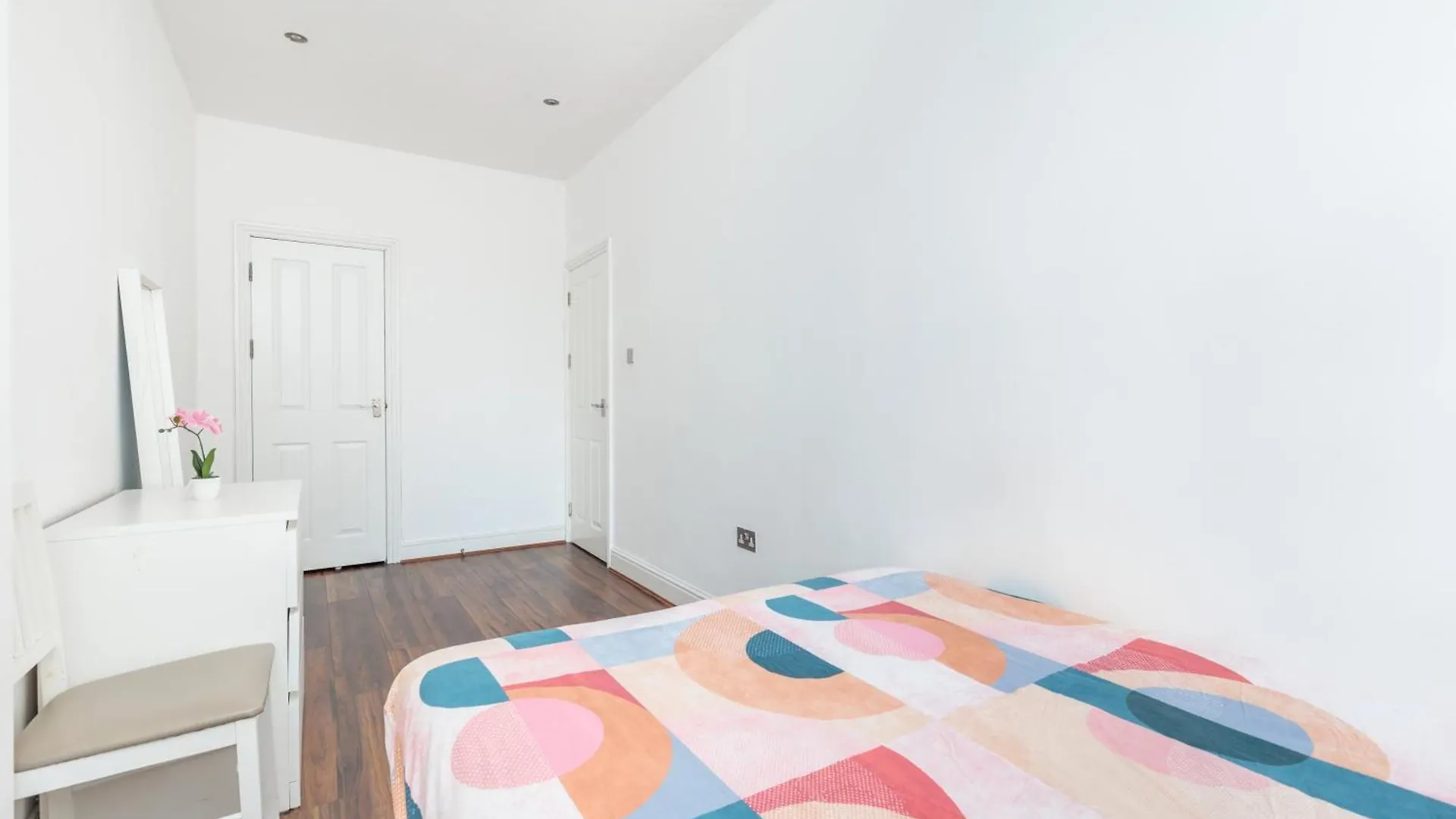 Two Bedroom Apartment At Heart Of Hanwell